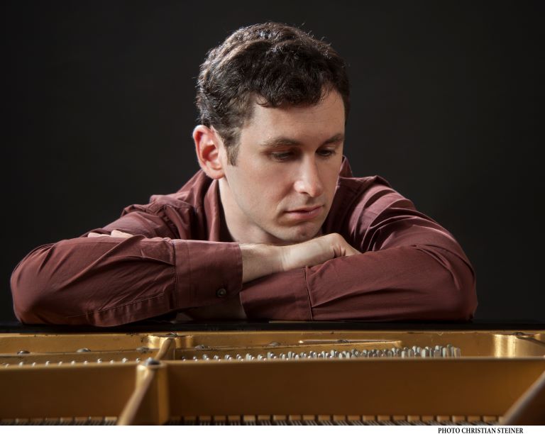 Ilya Poletaeve, pianoforte